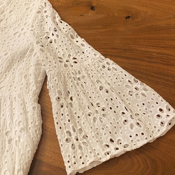 Lilly Pulitzer Hazelanne Eyelet Tiered Dress in resort white. Size 4 - Picture 5 of 5